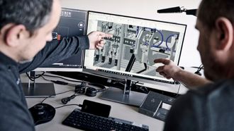 to mænd arbejder om computer