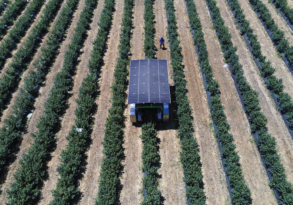 FineField | Producent landbouwmachine met zonnepanelen