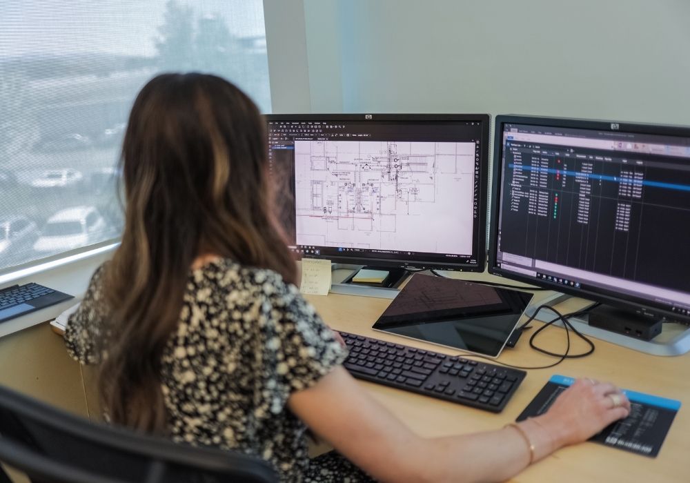 Kona að skoða Bluebeam hugbúnaðinn á skjánum.