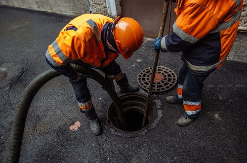 Arbeiten am Kanalschacht